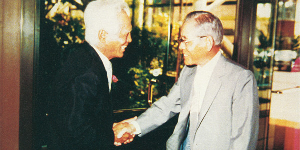 1981년 6월 교보문고 광화문점 개점식에 참석한 삼성그룹 이병철 회장(오른쪽)을 맞이하고 있는 신용호 창립자.
