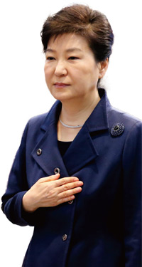 박근혜 대통령은 ‘역대 최악’의 19대 국회에 좌절한 나머지 4·13 총선에서 역사적 심판을 당부했다. 사진은 지난 3월 15일 청와대에서 열린 국무회의에 앞서 국기에 대한 경례를 하고 있는 모습. ⓒphoto 연합