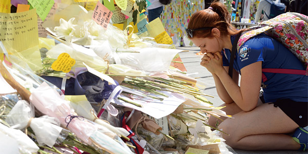 지난 5월 22일 강남역 10번 출구 추모현장을 찾은 외국인이 피해자 여성을 추모하고 있다. ⓒphoto 뉴시스