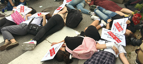 지난 5월 23일 서울 서초경찰서 앞에서 여성들이 시위를 벌이고 있다. 이들은 ‘강남역 살인사건’이 묻지마 범죄가 아니라 여성혐오범죄라고 주장하며 퍼포먼스를 펼쳤다. ⓒphoto 뉴시스