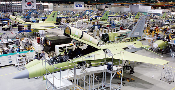 지난 2월 29일 경남 사천시에 있는 한국항공우주산업(KAI) 항공기동(棟)에서 직원들이 FA-50과 수리온 헬기의 나사를 조이고 전자기기를 설치하는 등 조립 작업을 하고 있다. ⓒphoto KAI
