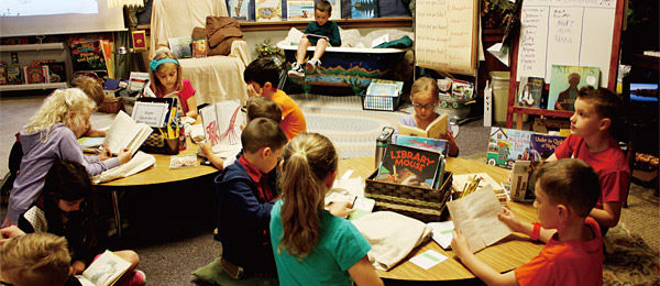 미국 애리조나주 피닉스의 자하리스초등학교 학생들이 교실 내 원탁에 둘러앉아 책을 읽고 있다. ⓒphoto 박승혁 조선일보 기자