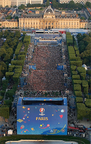 지난 6월 9일 파리 마르스광장에서 개최된 2016 유럽축구선수권 기념 콘서트. ⓒphoto AP