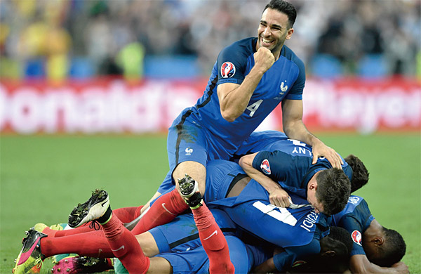 지난 6월 10일 생드니의 ‘스타드 드 프랑스’에서 열린 A조 프랑스 대 루마니아 경기에서 프랑스 선수들이 두 번째 골을 넣은 뒤 환호하고 있다. ⓒphoto AP