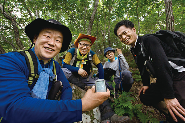 지난 6월 13일 직장인 심마니 4명이 경상북도 김천시의 한 산에서 산삼을 발견한 뒤에 활짝 웃고 있다. 왼쪽부터 임채억, 조영재, 조영윤, 박호선씨. ⓒphoto 임영근 영상미디어 기자