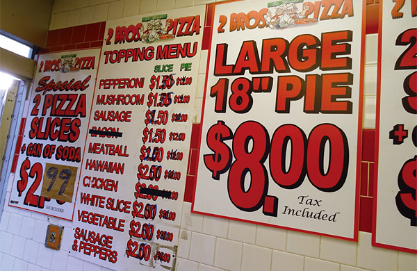맨해튼, 아니 미국에서 가장 싼 레스토랑 ‘2브로스’의 벽걸이 메뉴판.