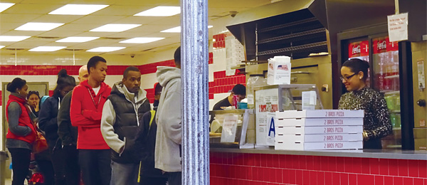 맨해튼에서 가장 많은 손님이 찾는 피자집 ‘2브로스’에 손님들이 길게 줄을 서 있다.