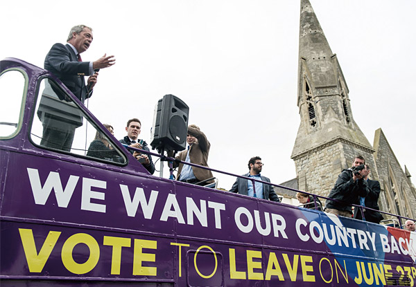 지난 6월 13일 영국 독립당 대표 나이절 파라지(맨 왼쪽)가 당원들과 함께 켄트주 시팅본에서 “우리나라를 되돌려받고 싶다”라고 쓴 현수막을 내걸고 유럽연합(EU) 탈퇴 지지 시위를 벌이고 있다. ⓒphoto AFP