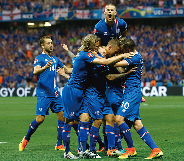 지난 6월 28일 유로2016 16강전 아이슬란드 vs 잉글랜드, 동점골을 넣은 후 기뻐하는 아이슬란드 선수들. ⓒphoto AP