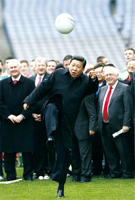 2012년 2월 아일랜드의 축구장을 방문해 축구공을 시축하는 시진핑 당시 중국 국가부주석. ⓒphoto 연합