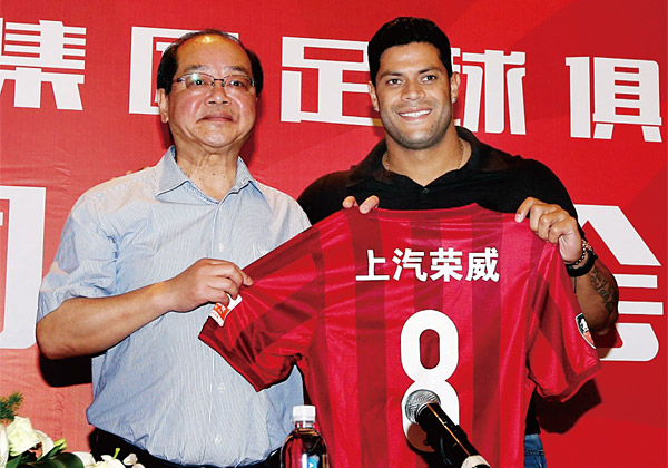 중국 프로축구단 상하이상강에 입단한 브라질의 축구선수 헐크(오른쪽).