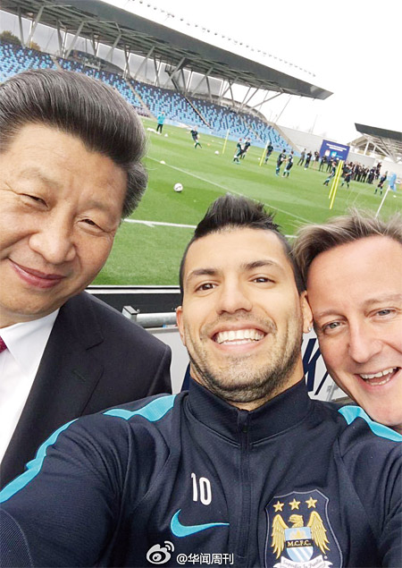 지난해 영국의 프로축구단 맨체스터시티를 찾아 세르히오 아구에로 선수와 셀카를 찍은 시진핑 중국 국가주석(왼쪽). 오른쪽은 데이비드 캐머런 영국 총리. ⓒphoto AP·뉴시스