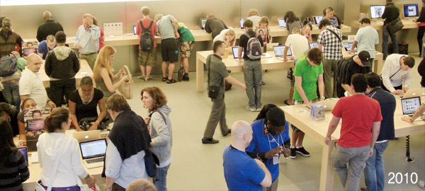6년 전이던 2010년 10월 어느 날 밤 10시. 당시 애플 매장은 24시간 발 디딜 틈이 없었다.