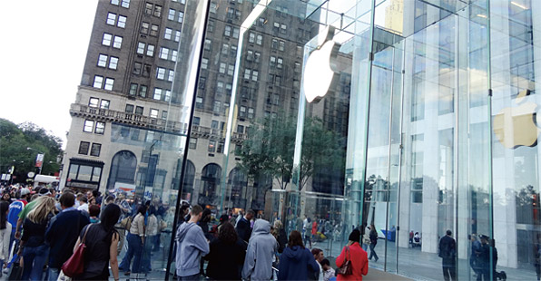 2010년 10월 애플 매장 앞 풍경. 사람들로 터져나간다.