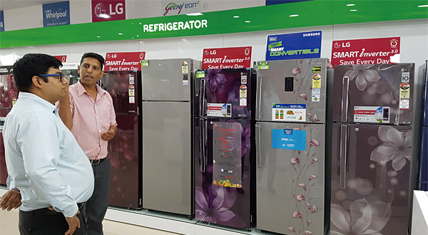 인도 델리 외곽의 신도시 구르가온의 한 가전양판점에 꽃무늬 투도어 냉장고가 늘어서 있다.