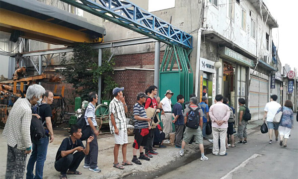 지난 7월 12일 서울 영등포 쪽방촌의 한 쉼터에서 잠을 자려는 쪽방촌 주민들과 노숙인들이 줄을 서 있다.