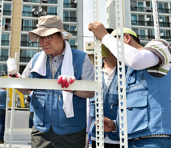 권오준 포스코 회장이 지난 5월 서울 하상장애인복지관에서 철재가구를 직접 제작하고 있다. ⓒphoto 포스코