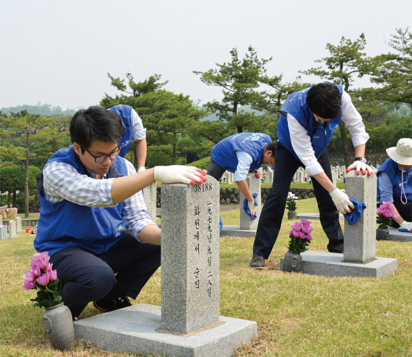 효성 임직원들이 지난 6월 서울 동작구의 국립서울현충원에서 묘역 정화활동을 하고 있다. ⓒphoto 효성
