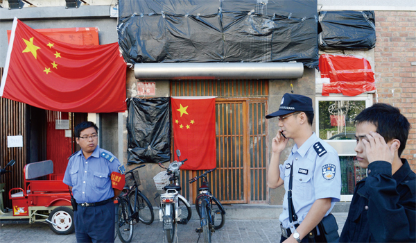 2012년 반일 시위 때 베이징의 한 일식당 앞에 내걸린 오성홍기.