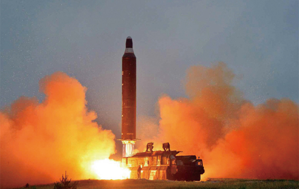 올해 5차례 실패 끝에 6번째 발사 만에 사실상 성공한 북한 중거리 탄도미사일 무수단. 650㎏의 핵탄두를 장착할 수 있는 것으로 추정된다.