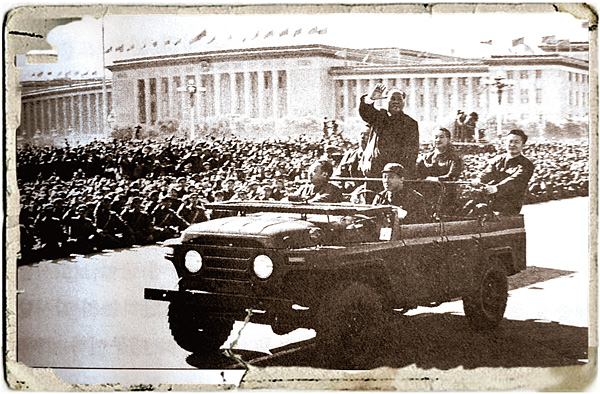 1966년 8월 18일 마오쩌둥이 홍위병들의 사기를 북돋아주기 위해 천안문 광장 앞을 사열하고 있다.