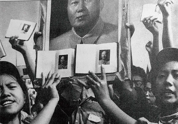 문화대혁명 당시 마오쩌둥의 교시가 담긴 붉은 책자를 들고 환호하는 어린 홍위병들.