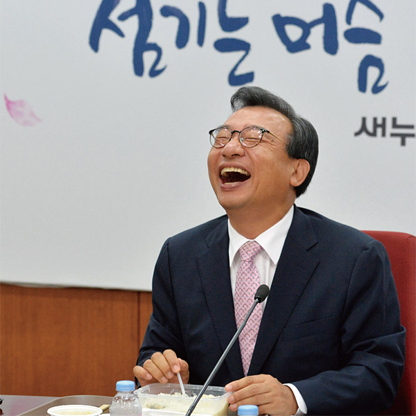 지난 8월 25일 서울 여의도 새누리당 당사에서 열린 고위 당정청 회의에서 이정현 대표가 식사를 하다 크게 웃고 있다. ⓒphoto 뉴시스
