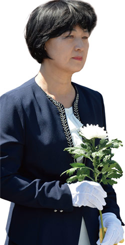 지난 8월 31일 경남 김해시 봉하마을 노무현 전 대통령 묘역을 참배하고 있는 추미애 더불어민주당 대표. ⓒphoto 뉴시스
