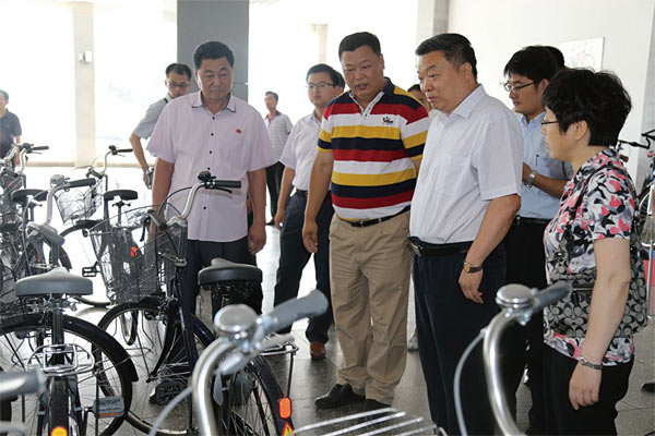 북·중 합작회사인 평진자전거를 찾은 리진쥔 중국대사(오른쪽 세 번째)와 량통쥔 동사장(네 번째). ⓒphoto 주조선 중국대사관