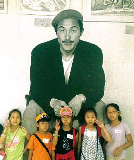 전시장에 걸린 이중섭 사진 앞에서 단체사진을 찍은 어린이들. ⓒphoto 생각하는 박물관