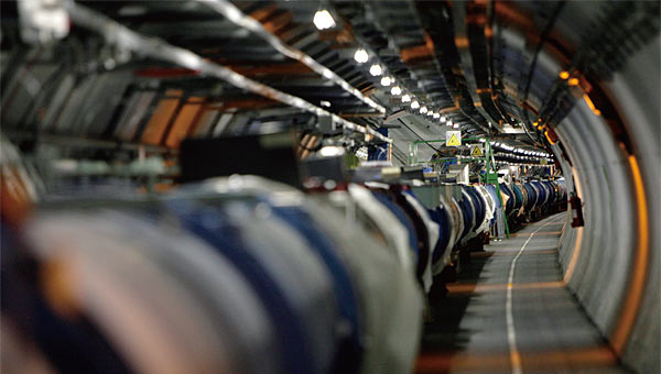 유럽입자물리연구소(CERN)에서 운영하는 거대강입자가속기(LHC). 둘레가 27㎞에 이른다. CERN은 LHC보다 규모가 3배 이상 큰 ‘미래형 원형 충돌기(FCC)’를 2025년부터 건설할 예정이다. ⓒphoto 뉴시스