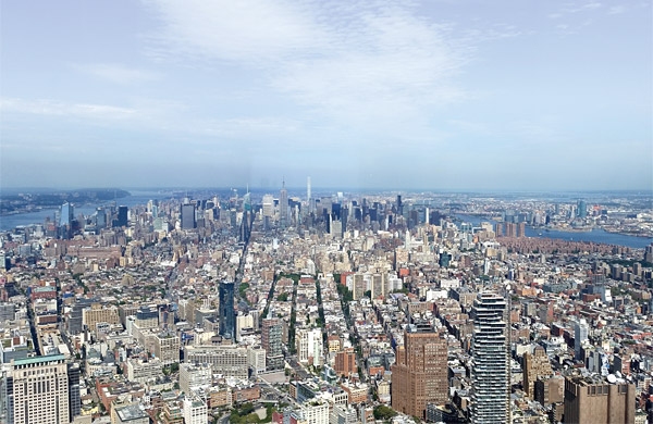 1WTC 102층 전망대에서 바라본 맨해튼 전경. 엠파이어스테이트빌딩 등이 멀리 보인다.