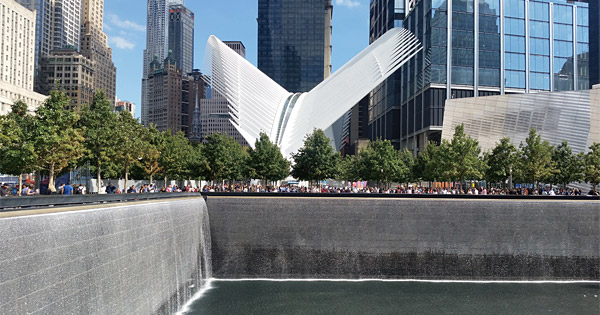 트윈타워가 있던 자리에 설치된 희생자를 추모하는 풀. 앞에는 건축가 칼라트라바가 설계한 WTC역사 건물로 박물관과도 통한다.