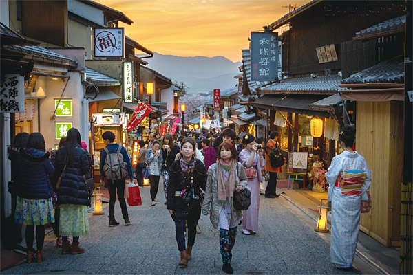 세계에서 가장 많은 노포가 모인 일본 교토의 히가시야마 거리. ⓒphoto midoritea4me.pl