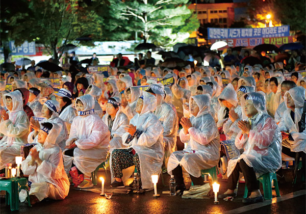 성주 군민들이 지난 여름 사드 배치를 반대하는 촛불문화제를 열고 있는 모습. ⓒphoto 성주군청