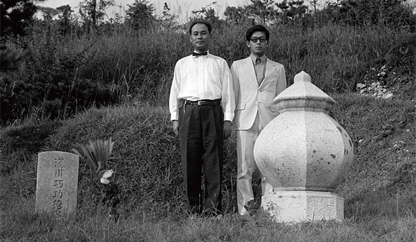 후지모토 다쿠미(오른쪽)와 그의 아버지. 1970년 한국 첫 방문 때 서울 망우리묘역 ‘아사카와 다쿠미’ 묘를 찾았다.