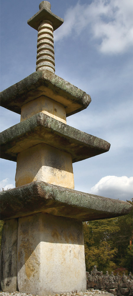 이시도지(石塔寺) 3층 석탑 - 아스카 후반 하쿠오(白鳳)시대, 백제 도래인 석공들에 의해 만들어졌다고 전해진다. 석탑에 사용된 석재는 화강암이다. 당시 단단한 화강암을 다룰 줄 아는 기술은 한반도 도래인뿐이었다. 일본은 무른 돌, 석회암을 다루는 기술밖에 없었다.