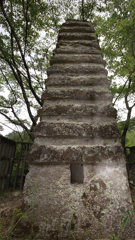로큐단지(鹿谷寺) 13층 석탑 - 하쿠오시대부터 나라시대에 걸쳐 만들어진 것으로 신라의 탑 형태. 한 개의 돌을 깎아 만들었다.