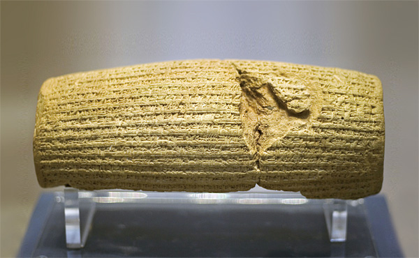 바빌로니아 쐐기문자로 기록된 ‘키루스 원통비문’.