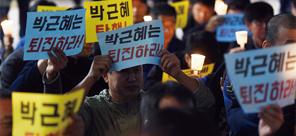 지난 10월 26일 오후 경기 수원역 광장에서 수원시민연대 회원들이 박근혜 대통령의 퇴진을 촉구하고 있다. ⓒphoto 뉴시스