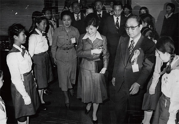 1977년 3월 새마음궐기대회에 참석한 박근혜 대통령과 최태민 당시 구국봉사단 총재(오른쪽). ⓒphoto 조선일보