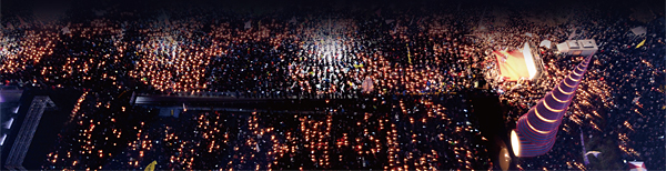 지난 10월 29일 오후 서울 종로구 청계광장에서 열린 ‘모이자 분노하자 내려와라 박근혜’ 촛불집회에서 시민들이 촛불을 들고 ‘최순실 나와라 박근혜 하야’ 구호를 외치고 있다. ⓒphoto 뉴시스