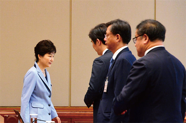 지난 10월 20일 열린 청와대 수석비서관회의. 박근혜 대통령의 ‘일탈’을 막지 못한 청와대 참모들에 대한 비판 여론이 높다. ⓒphoto 뉴시스