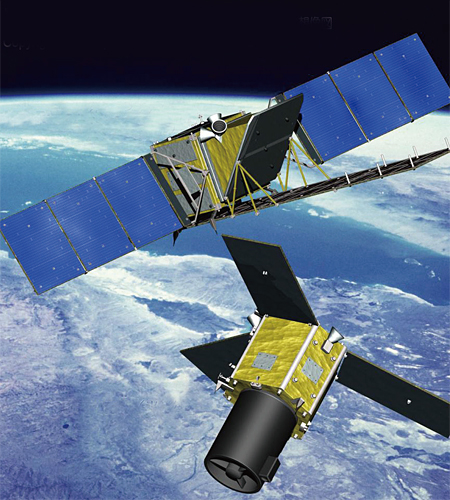 일본의 정찰위성들. 위가 전천후 감시 레이더(SAR)를 장착한 레이더 위성. 아래는 전자광학 카메라를 장착한 광학위성.