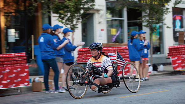 2011년 시카고 인터내셔널 아킬레스 마라톤에 참가해 완주하는 덕워스 의원. ⓒphoto AP