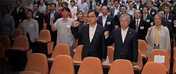 2014년 당시 반부패 청렴실천을 결의했던 문화체육관광부 김종덕 장관(앞줄 오른쪽)과 김종 제2차관(앞줄 왼쪽). ⓒphoto 문체부
