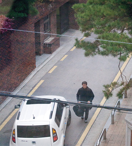 2010년 11월 17일 오후 4시47분 안봉근씨가 박 대통령 사저에서 짐을 옮기고 있다. ⓒphoto 김승완 영상미디어 기자