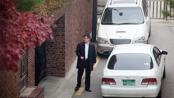 2010년 11월 17일 오전 9시29분 정호성씨가 박 대통령 사저 앞에 서 있다. ⓒphoto 김승완 영상미디어 기자
