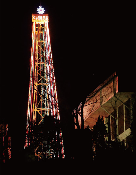 2012년 12월 22일 애기봉 등탑에 불이 켜지고 있다. 이후 애기봉 등탑에는 불이 켜지지 않았다. ⓒphoto 오종찬 조선일보 기자