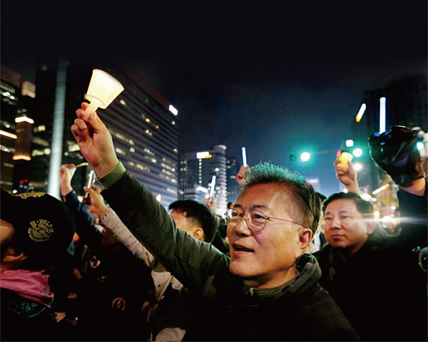 지난 11월 12일 서울 광화문광장에서 열린 촛불시위에 참석한 문재인 전 대표. ⓒphoto 연합